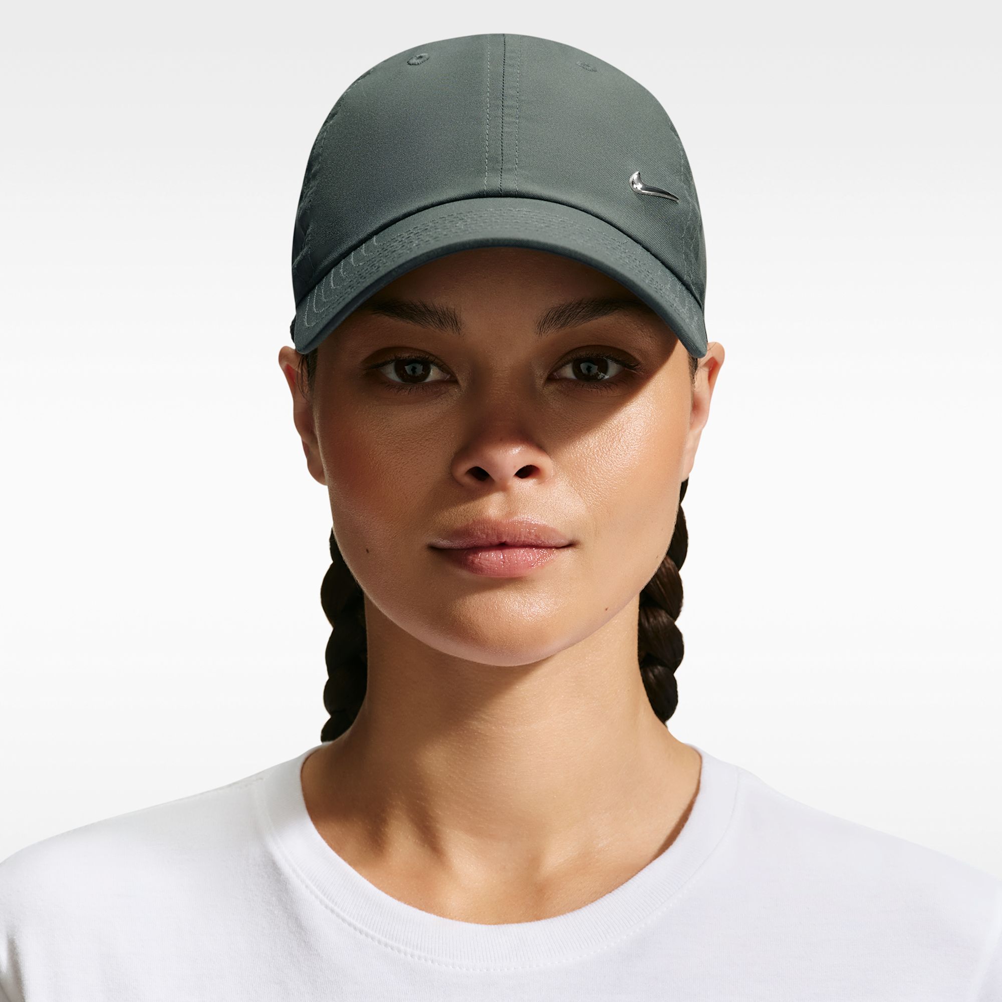 Nike Dri-FIT Club Gorro sin estructura con Swoosh metálico