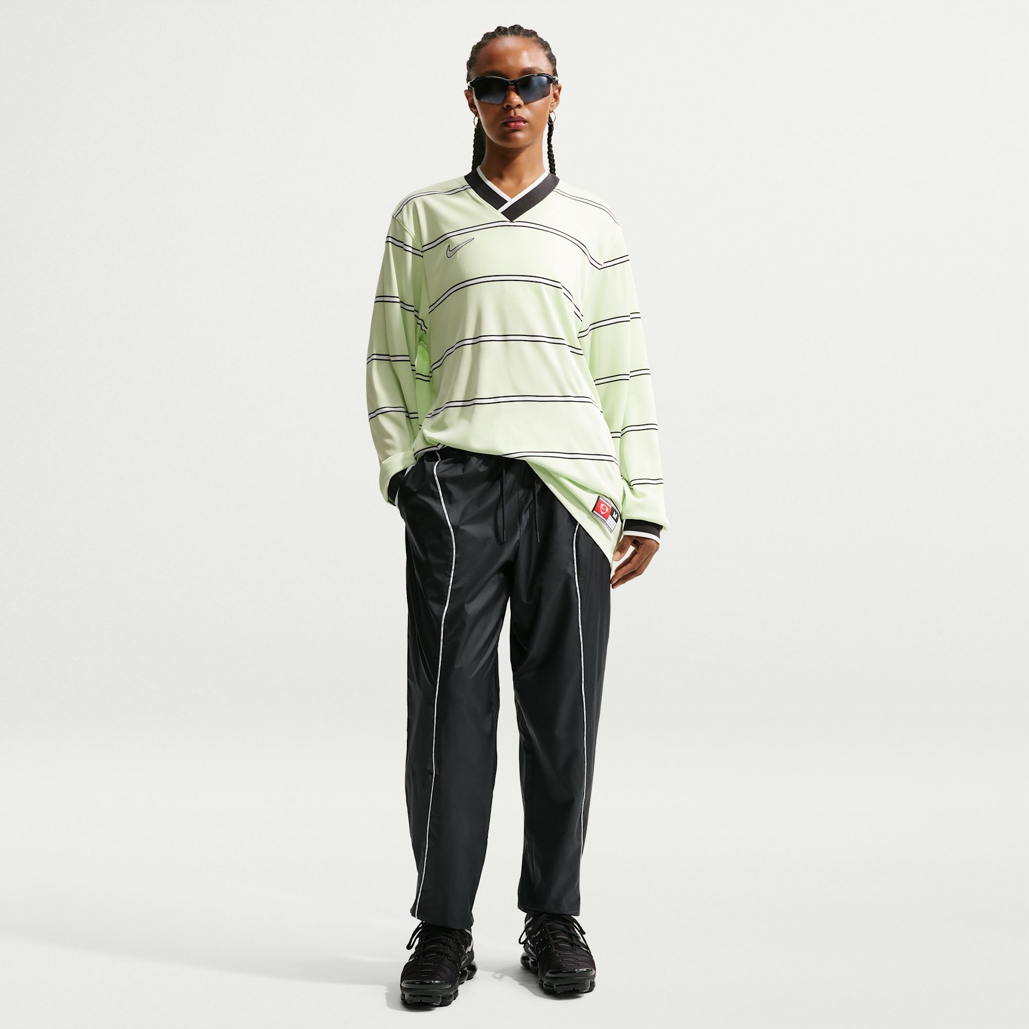 Nike Sportswear Pants de tejido Woven Repel de tiro medio para mujer