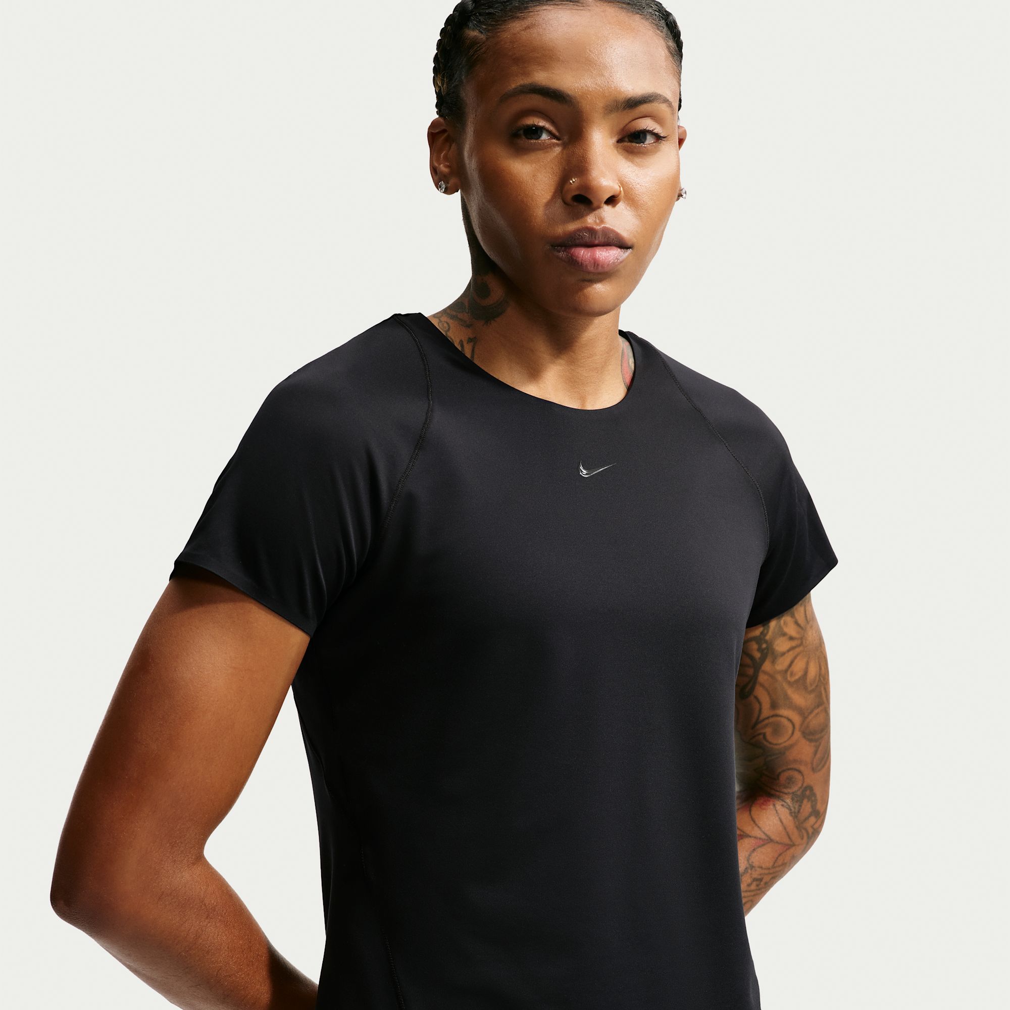 Nike Universa Polera de manga corta Dri-FIT para mujer