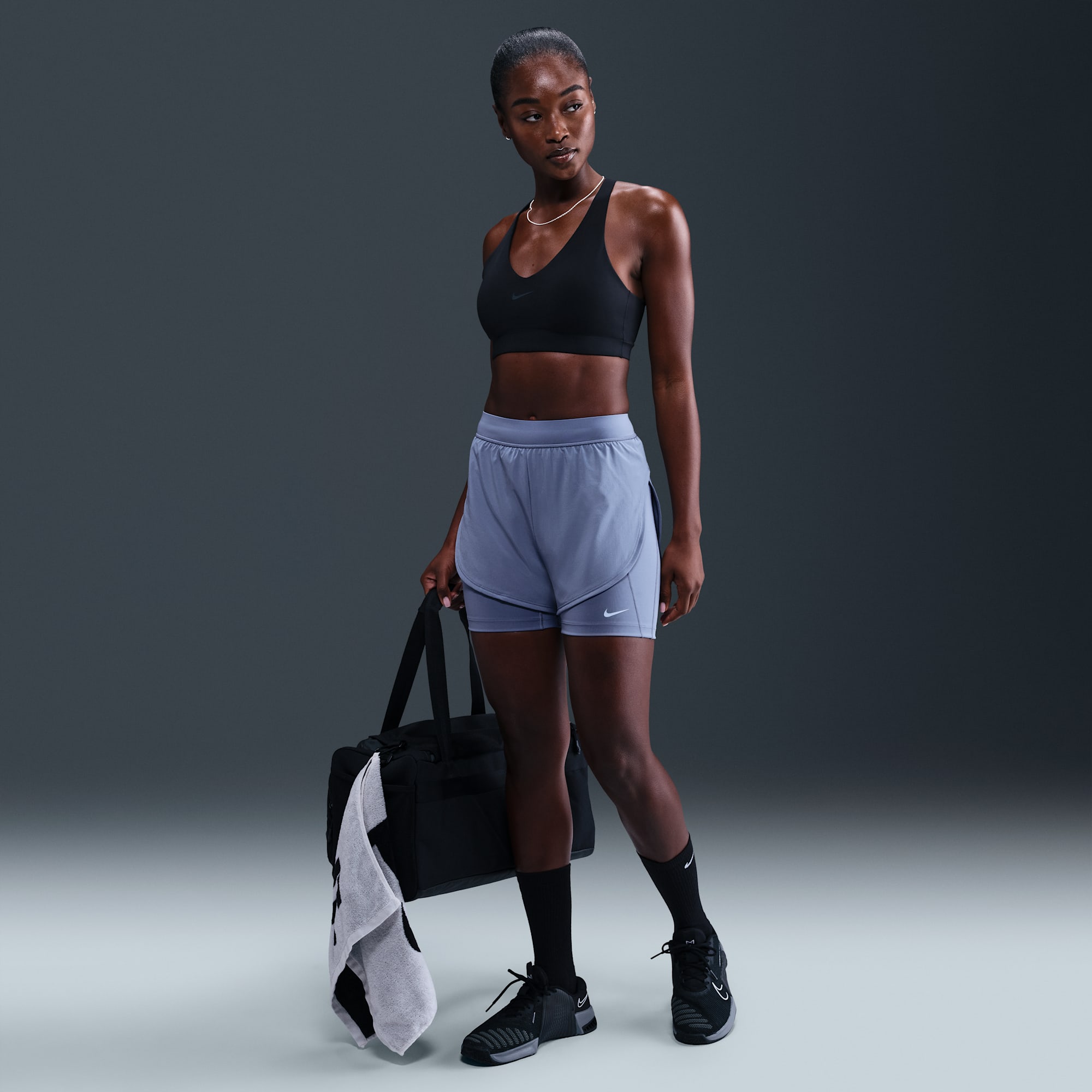 Nike Universa Shorts 2 en 1 de 13 cm para mujer