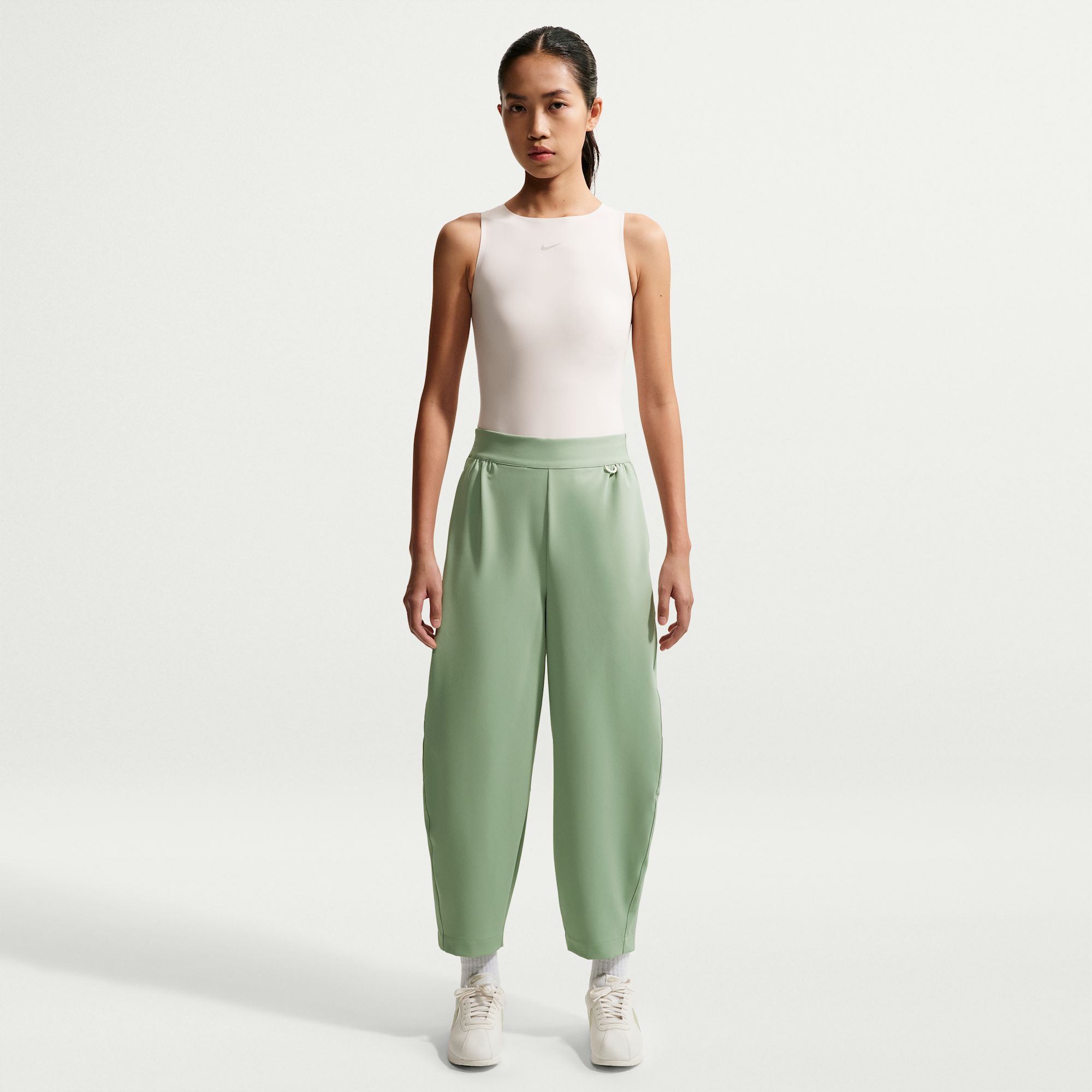 Nike 24.7 PerfectStretch Pants Dri-FIT de tiro alto de pierna holgada y tipo barril para mujer