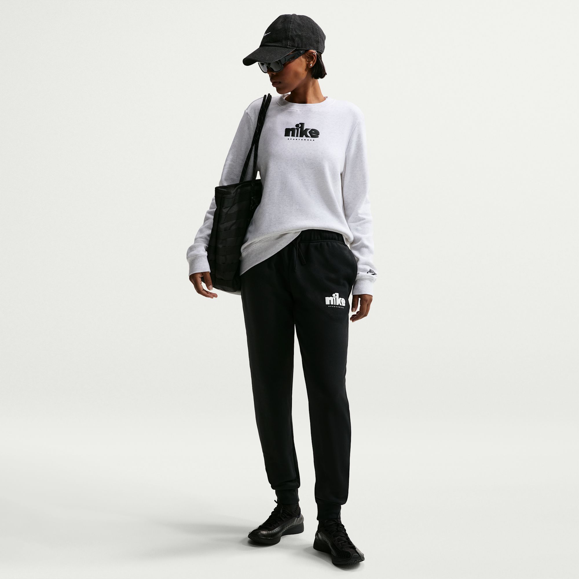 Nike Sportswear Club Fleece Pants de tiro medio con gráfico para mujer