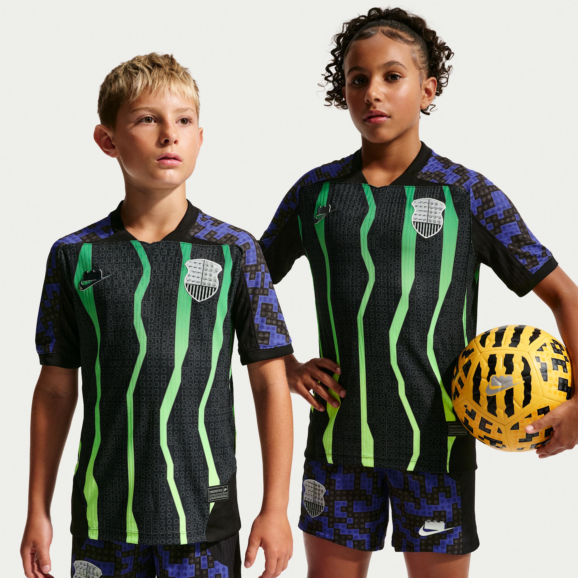 Colección Nike Strike x LEGO® Polera de fútbol AeroFit para niños talla grande