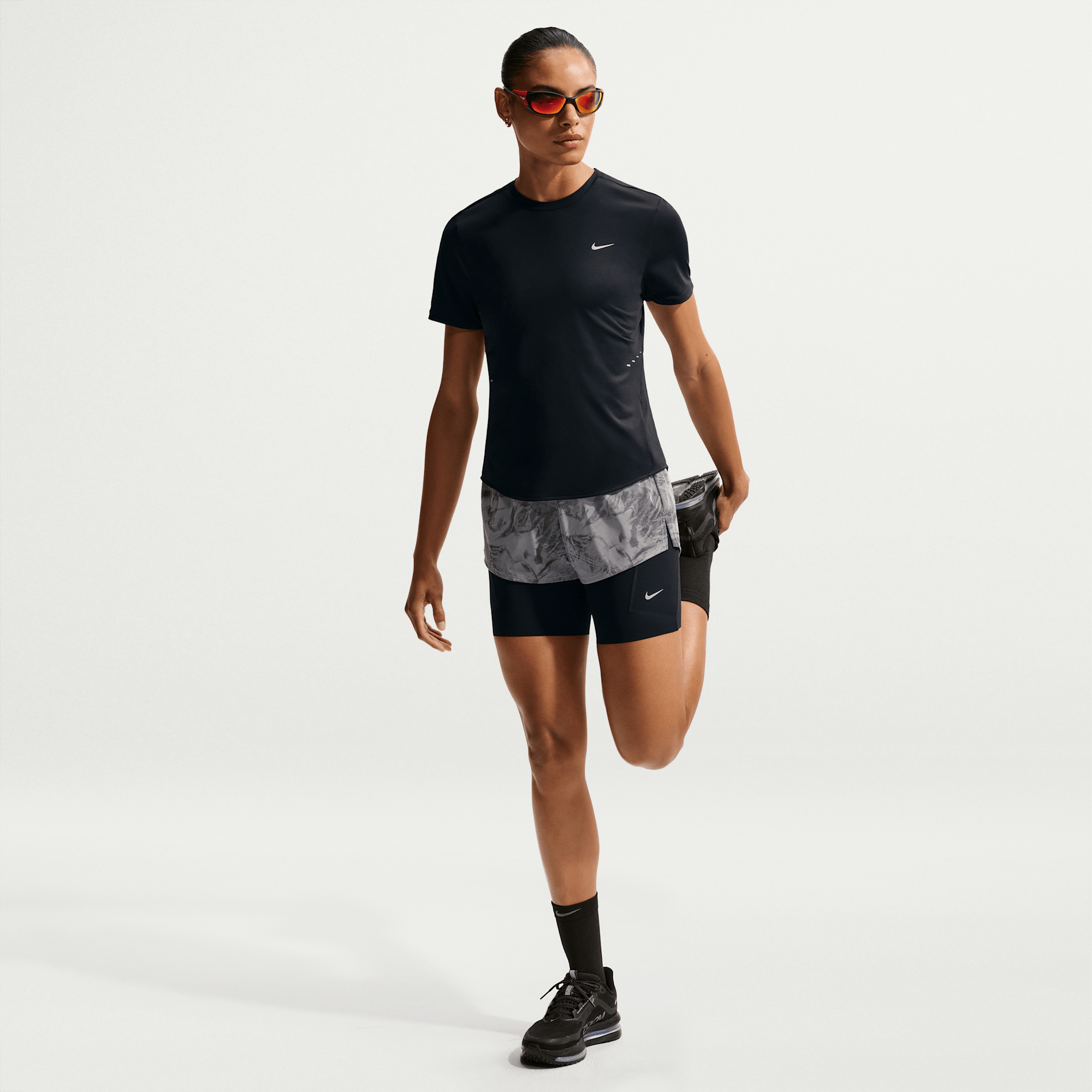 Nike Swift Shorts de correr con diseño reflejante de tiro medio 2 en 1 para mujer